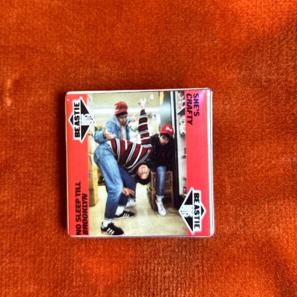 1980’s VINTAGE BEASTIE BOYS PINBACK BUTTON NO SLEEP TIL BROOKLYN BEASTIE BOY PIN - Picture 1 of 2